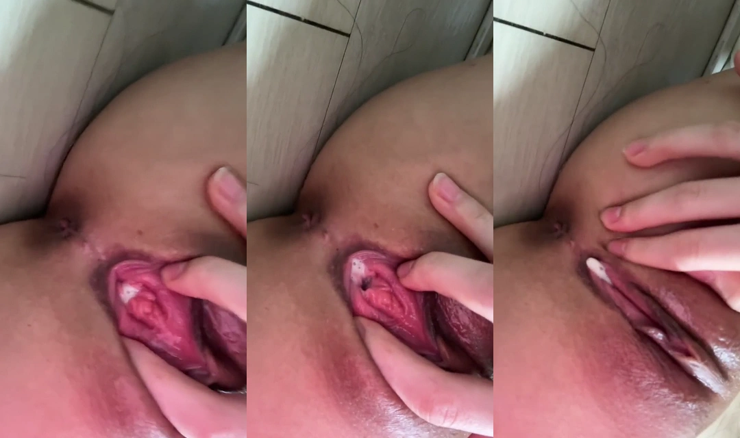 자위 후 물이 흥건이 고인 윤공주 보지동굴속 클로즈업