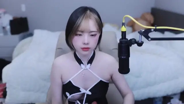귀요미 킥킥이 방송끝나자마자 딜도 목구멍 깊숙히 찔러대기