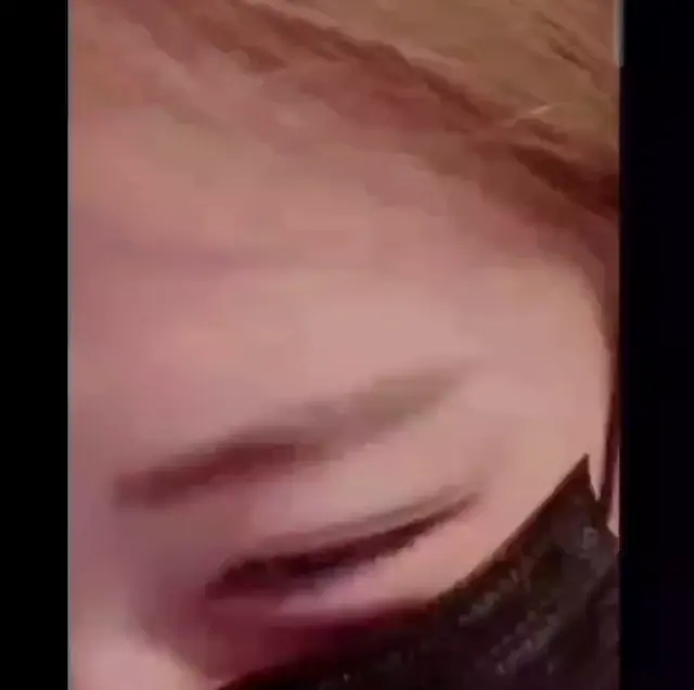 라인 팬방에서 활짝 보지 오픈하고 자위하는 개련