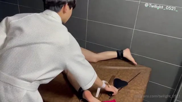 마조히스트 벨라 때밀이침대위에서 엉덩이가 새빨개질때까지