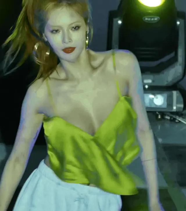 콘서트중 노브라 밑가슴 보여주는 패황색 현아