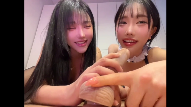 둘이서 딜도 공략하는 쌍펠라 퍼포먼스