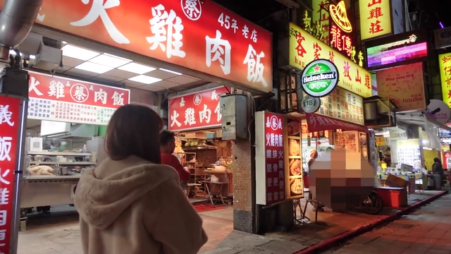 야시장에서 저녁식사 후 섹스