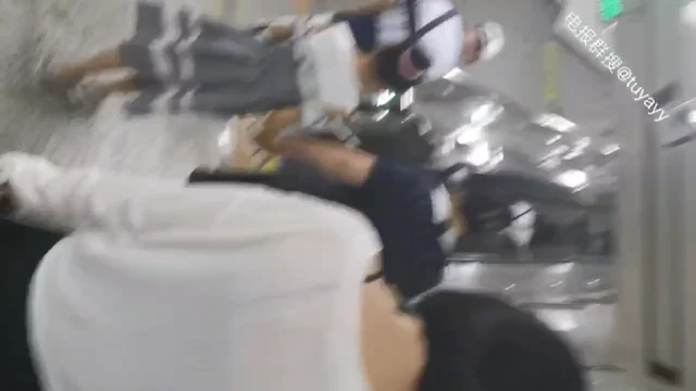 어메이징차이나 길거리에서 몰래 정액 싸버리는 깨짱이 [버스정류장,에스컬레이터] #1