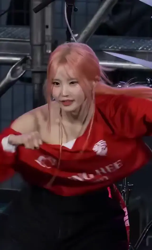 프로미스나인 송하영 가슴 노출