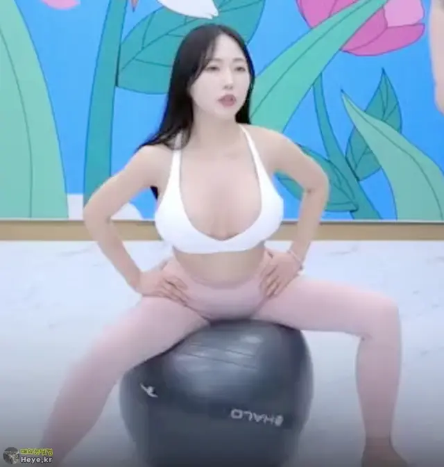 짐볼 탄 연화의 골반 돌리기
