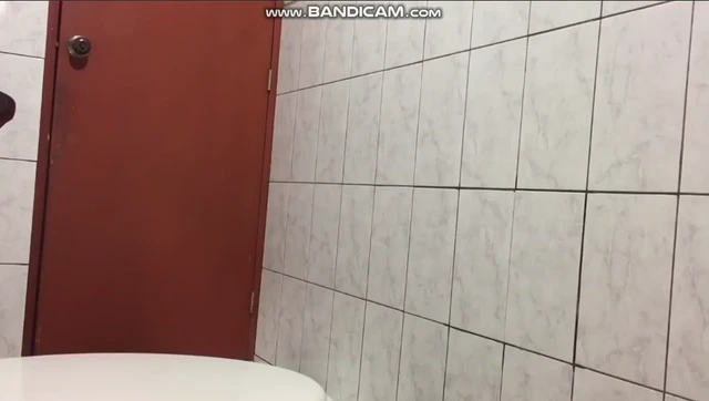 점심시간 화장실 급...