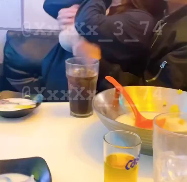술자리에서 여친가슴까고 주물주물