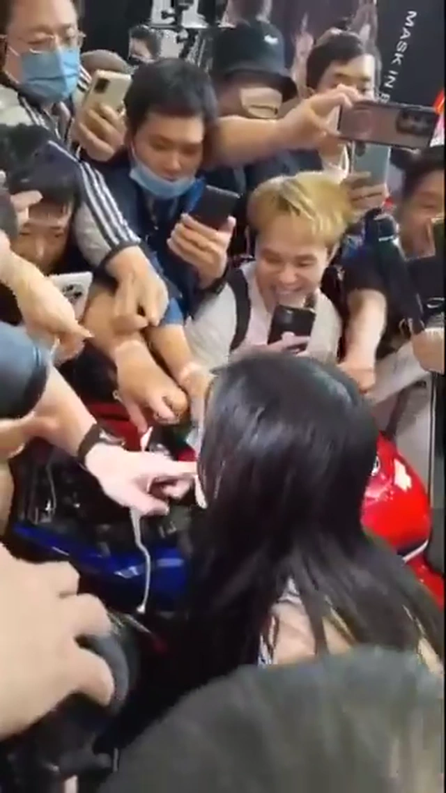 관객들 손가락 개꼴리게 빨아주는