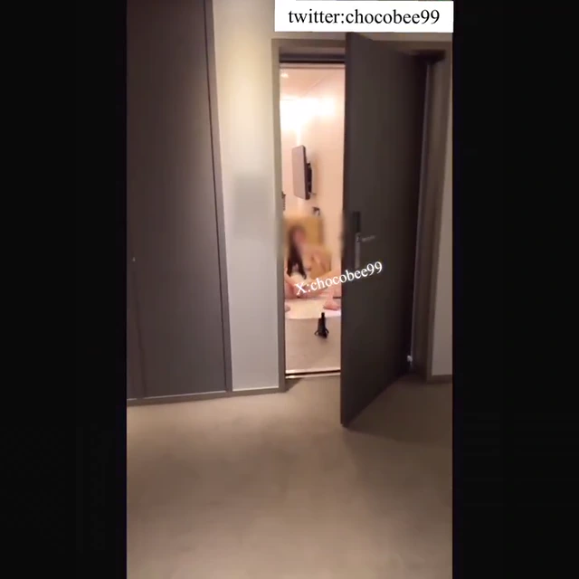 문열어놓고 주인기다리는 노예녀