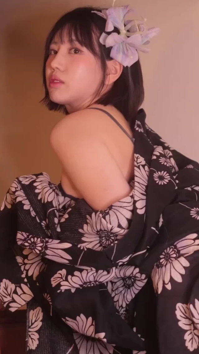 유치땅 온천 수건 두른 젖은 가슴골
